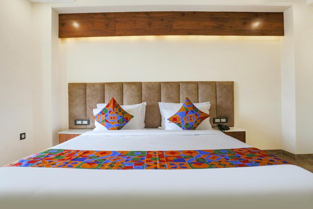 Fabhotel Golf Inn Golf Course Road 구르가온 외부 사진