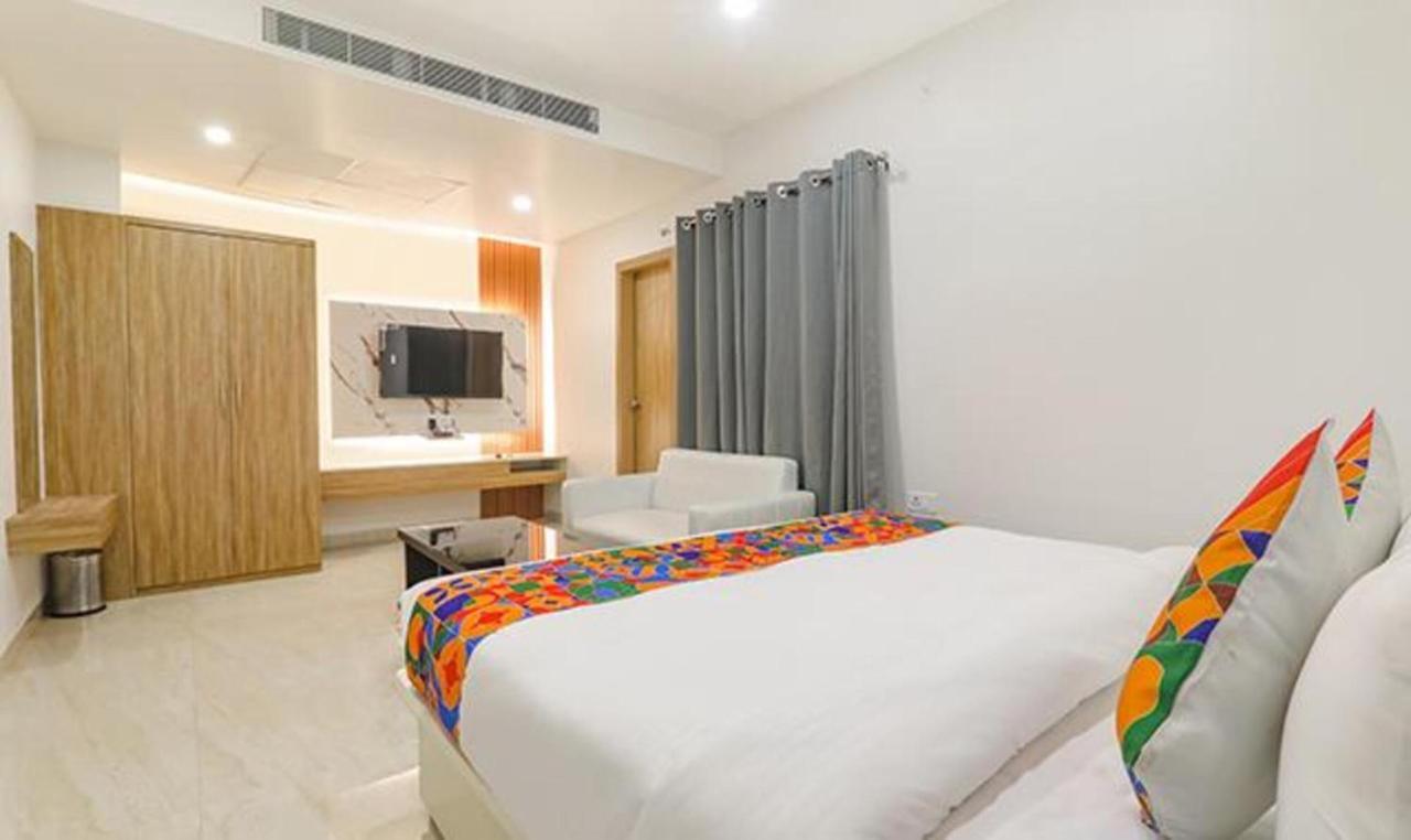 Fabhotel Golf Inn Golf Course Road 구르가온 외부 사진